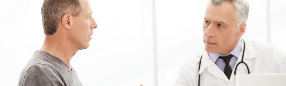 Ein Mann mit Prostatitis zur Rezeption eines Urologen