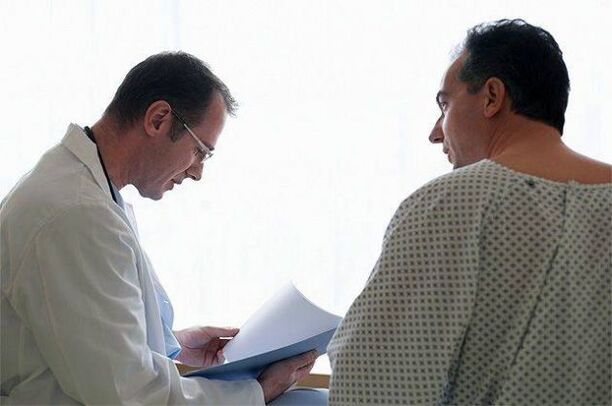 Der Arzt verschreibt dem Patienten Medikamente gegen Prostatitis
