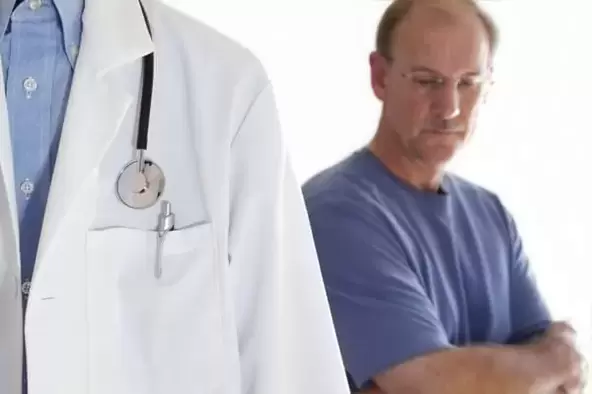 Ein Mann mit chronischen Prostatitis-Symptomen sollte einen Urologen aufsuchen